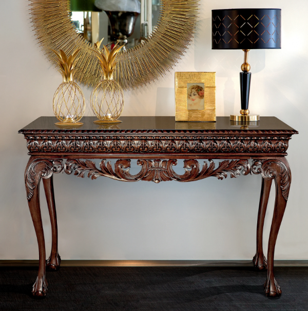 Meja konsol dengan koleksi barang antik